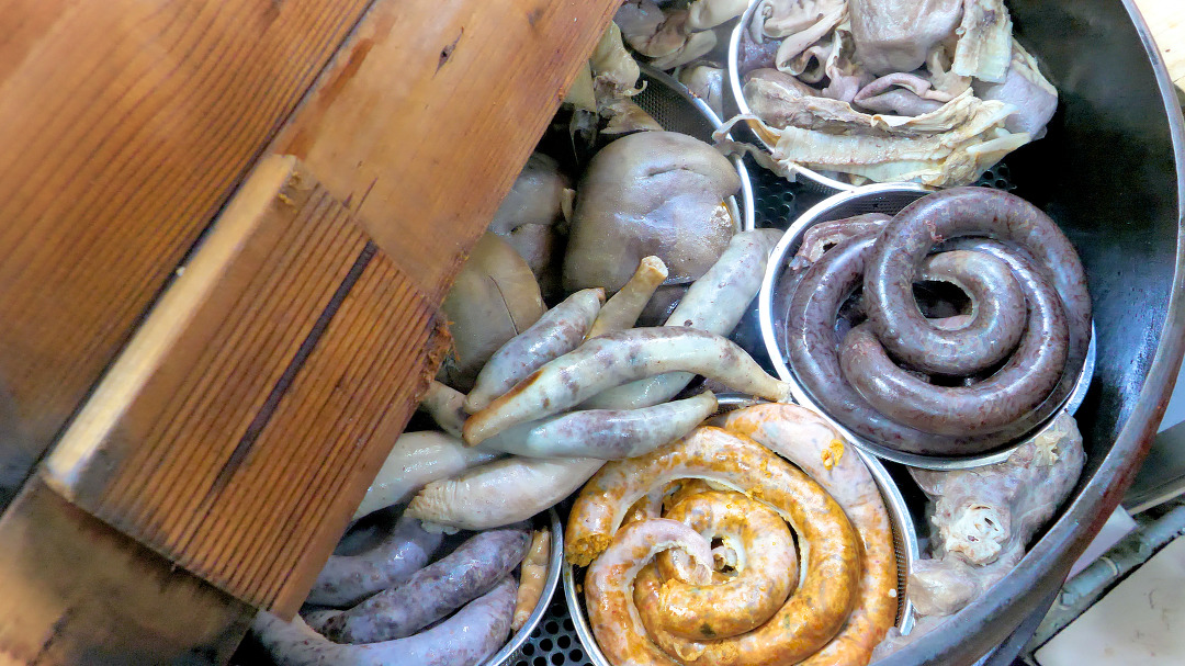주인이 직접 만든 가마솥 수제 순대(김치,토종,간,허파,내장,찹쌀) / 순대곱창볶음 - 한국 길거리 음식 - kakaoTV 주인이 직접 만든 가마솥 수제... 