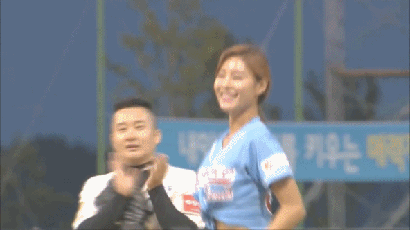 사회인 야구 시구녀.jpg 