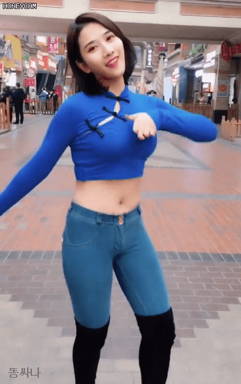 의상이 도발적인 댄스녀 .gif 
