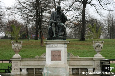 24398448570F7DD80672B2