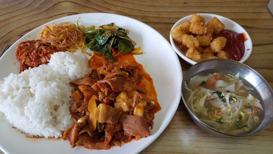 가생이닷컴>유머엽기 > 유머게시판 > 공장 점심 식단 .jpg