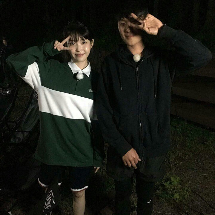 효리네 민박 손님들과 사진 찍은 아이유 | 인스티즈