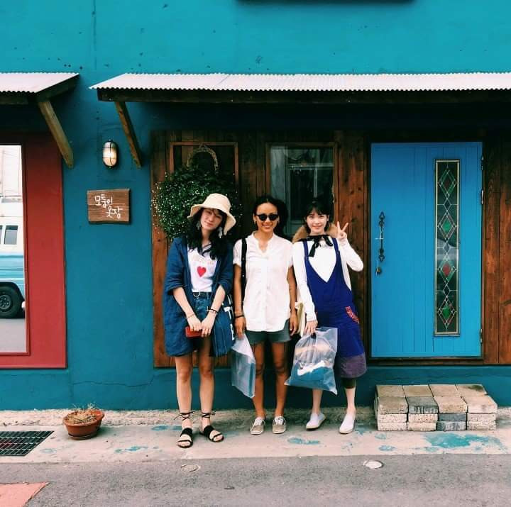 효리네 민박 손님들과 사진 찍은 아이유 | 인스티즈