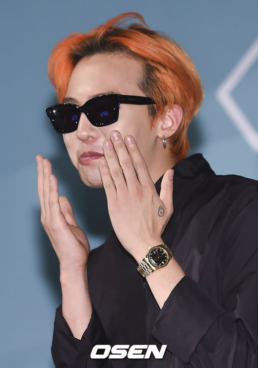 서로의 소속사에 방문하면 눈이 피로할것 같은 SM과 YG | 인스티즈