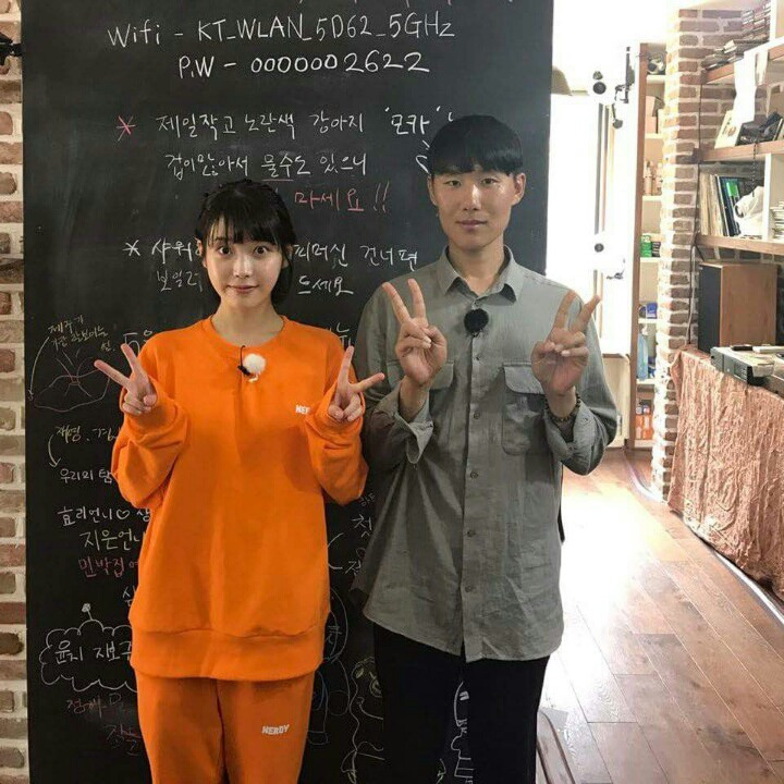 효리네 민박 손님들과 사진 찍은 아이유 | 인스티즈