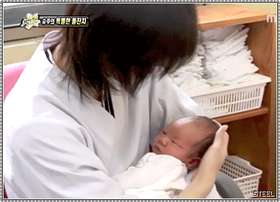 아이를 꼭 안고있는 미모의.gif | 인스티즈