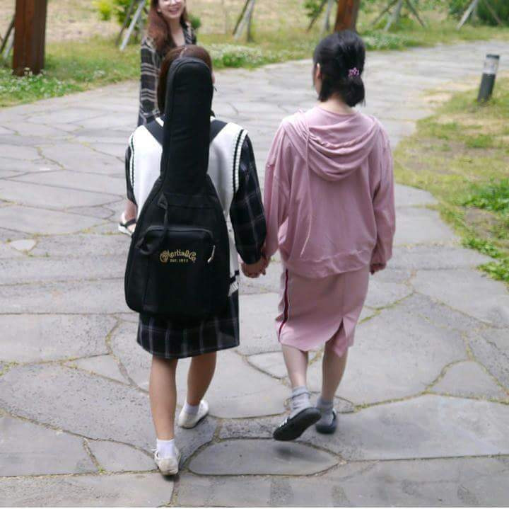 효리네 민박 손님들과 사진 찍은 아이유 | 인스티즈