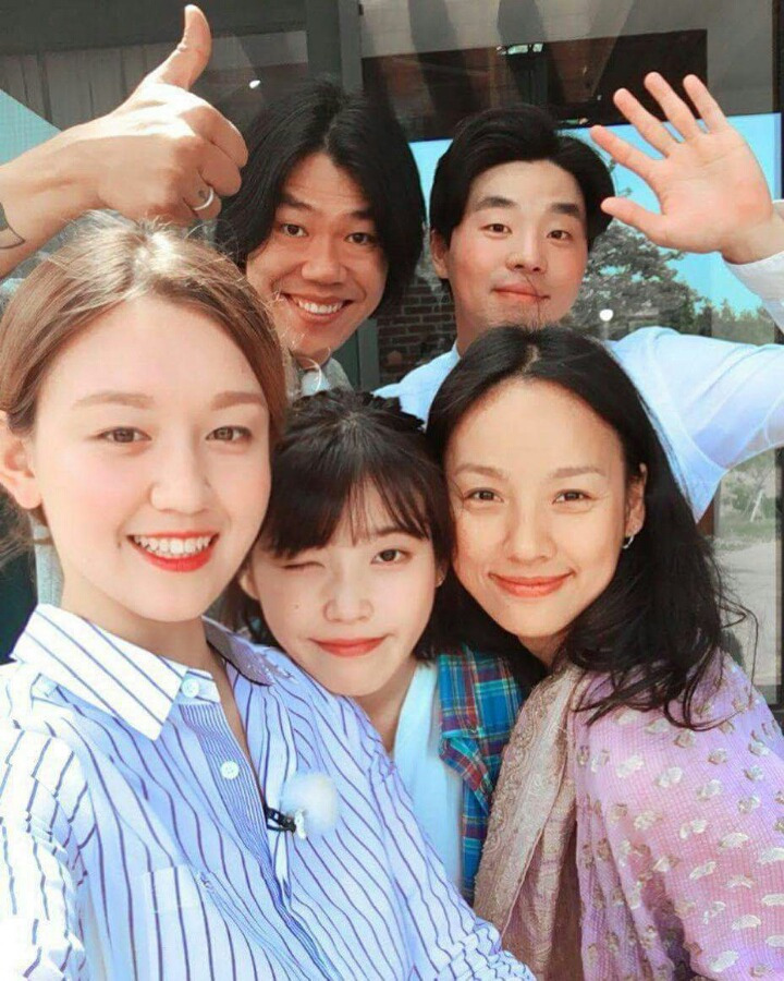 효리네 민박 손님들과 사진 찍은 아이유 | 인스티즈