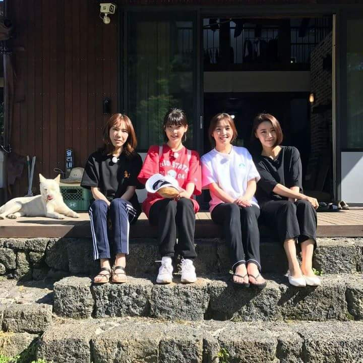 효리네 민박 손님들과 사진 찍은 아이유 | 인스티즈