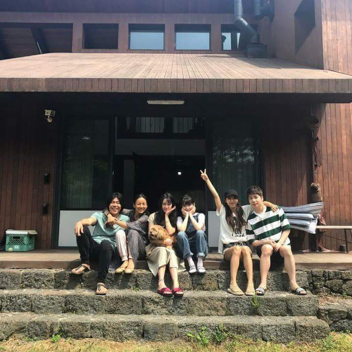 효리네 민박 손님들과 사진 찍은 아이유 | 인스티즈