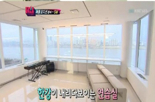 서로의 소속사에 방문하면 눈이 피로할것 같은 SM과 YG | 인스티즈