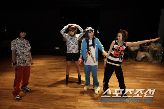 서로의 소속사에 방문하면 눈이 피로할것 같은 SM과 YG | 인스티즈