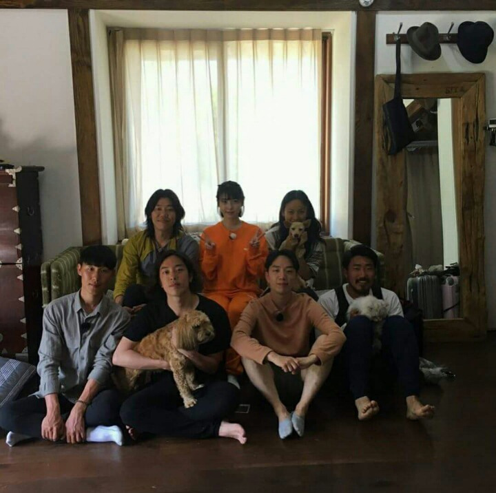 효리네 민박 손님들과 사진 찍은 아이유 | 인스티즈