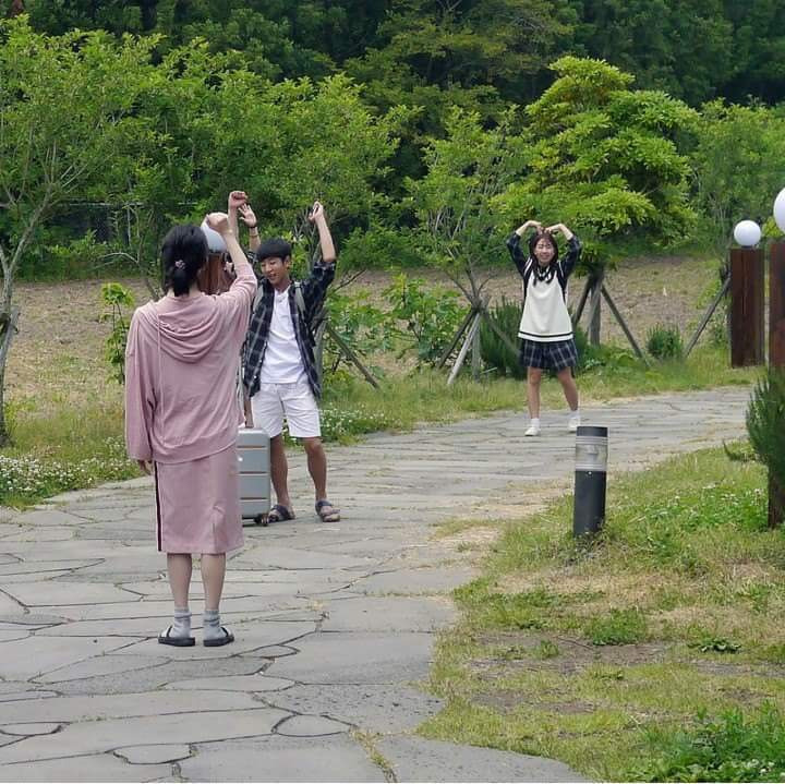 효리네 민박 손님들과 사진 찍은 아이유 | 인스티즈