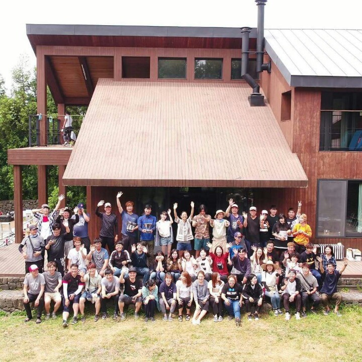 효리네 민박 손님들과 사진 찍은 아이유 | 인스티즈