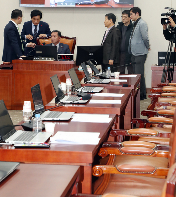 ì´ì°¬ì—´ êµ­íšŒêµìœ¡ìœ„ì›ìž¥, ì¡°ìŠ¹ëž˜ ë”ë¶ˆì–´ë¯¼ì£¼ë‹¹ ê°„ì‚¬, ìž„ìž¬í›ˆ ë°”ë¥¸ë¯¸ëž˜ë‹¹ ê°„ì‚¬ê°€ 27ì¼ ì„œìš¸ ì—¬ì˜ë„ êµ­íšŒ êµìœ¡ìœ„ì›íšŒ ì „ì²´íšŒì˜ì—ì„œ ëŒ€í™”ë¥¼ í•˜ê³  ìžˆë‹¤. í•œíŽ¸ìœ¼ë¡œëŠ” ìžìœ í•œêµ­ë‹¹ ì˜ì›ë“¤ì´ í‡´ìž¥í•´ ìžë¦¬ê°€ ë¹„ì–´ìžˆë‹¤/ì‚¬ì§„=ë‰´ìŠ¤1