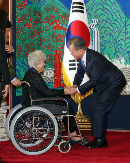 ë¬¸ì¬ì¸ ëíµë ¹ì´ 4ì¼ ì¤ì  ì²­ìë ìë¹ê´ìì ì´ë¦° í´ì¸ ëë¦½ì ê³µì íì ì´ì²­ ì¤ì°¬ìì ìì¥íë ì¥ë³í ëë¦½ì´ëê°ì ì¸ìë ì¬ìë³µ ì¨ì ì¸ì¬íê³  ìë¤. [ì°í©]