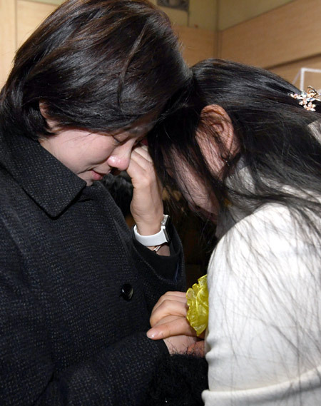 유은혜 사회부총리 겸 교육부 장관이 지난 2월 12일 경기도 안산시 단원구 단원고등학교에서 열린 세월호 참사 희생자들의 명예졸업식에서 한 유가족을 위로하고 있다. 국민일보DB