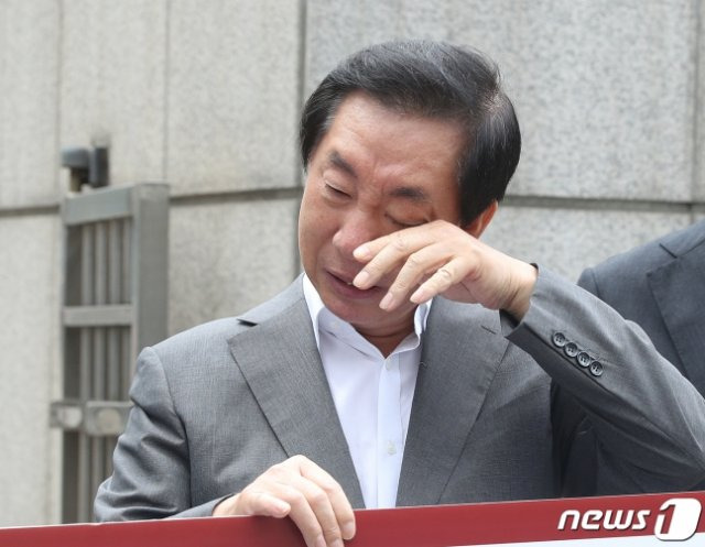 ‘딸 부정채용 의혹’을 받는 김성태 자유한국당 의원이 자신을 뇌물 수수 혐의로 기소한 서울 남부지검 앞에서 23일 오전 1인 시위를 하고 있다.뉴스1