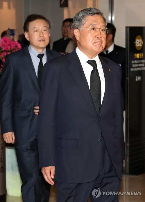 방상훈 조선일보 사장 조선일보 방상훈 사장(사진 오른쪽)이 지난 4월 서울 서대문구 신촌세브란스병원 장례식장에 마련된 故 조양호 한진그룹 회장의 빈소를 찾은 모습. [연합뉴스 자료사진]
