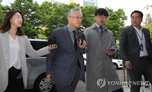 법정 향하는 'KT 부정채용 정점' 이석채 前회장 (서울=연합뉴스) 한종찬 기자 = 'KT 부정채용' 의혹의 정점으로 꼽히는 이석채 전 KT 회장이 지난 4월 30일 오전 서울남부지법에서 열린 구속 전 피의자심문(영장실질심사)에 출석하고 있다. 2019.4.30 saba@yna.co.kr