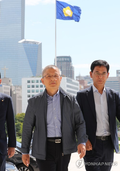 국회 들어서는 황교안 대표 (서울=연합뉴스) 이진욱 기자 = 자유한국당 황교안 대표가 17일 국회 앞에서 단식 농성 중인 이학재 의원을 격려한 뒤 본청으로 들어서고 있다. 2019.9.17 cityboy@yna.co.kr