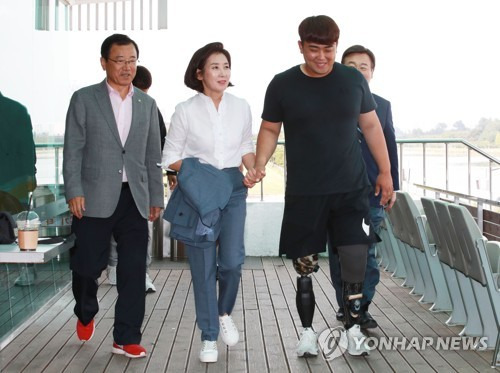 하재헌 전 중사 만난 나경원 (하남=연합뉴스) 한종찬 기자 = 자유한국당 나경원 원내대표가 19일 오후 경기 하남시 미사리 조정 카누 경기장에서 하재헌 전 중사와 만나 이야기를 나누고 있다. 2015년 북한의 목함지뢰 도발로 두 다리를 잃은 하재헌 중사는 제3회 서울시장배 전국장애인조정대회에서 서울주택도시공사 조정팀 소속으로 출전한다. 2019.9.19 saba@yna.co.kr