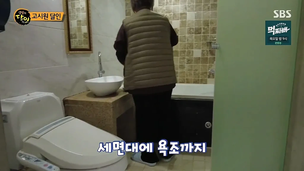 처음 본 사람은 빵 터진다는 어느 고시원의 침대.jpg