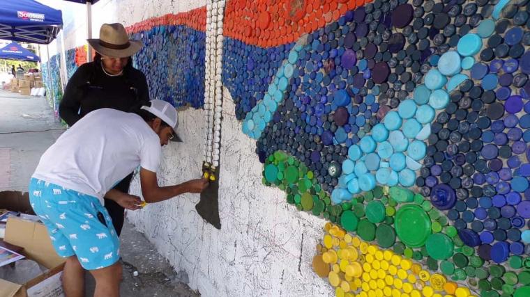 쓰레기 플라스틱 병뚜껑으로 만든 놀라운 벽화