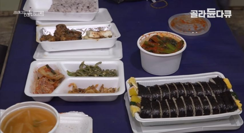 지하 600m에서 일하는 광부들의 점심식사.jpg