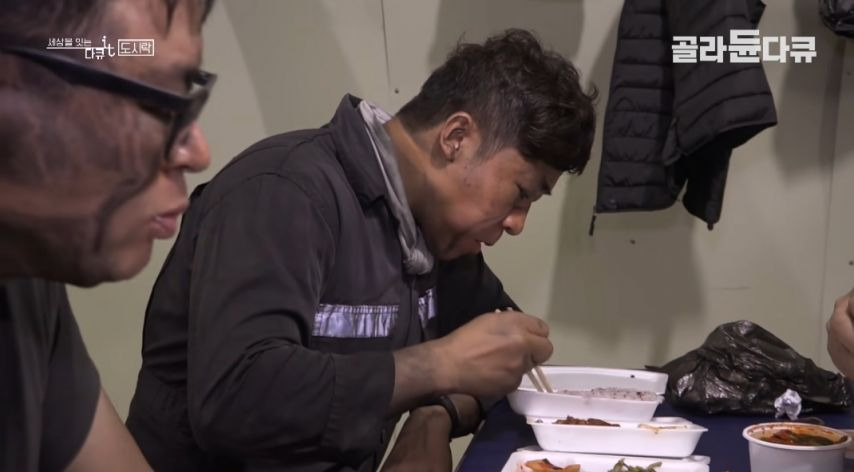 지하 600m에서 일하는 광부들의 점심식사.jpg