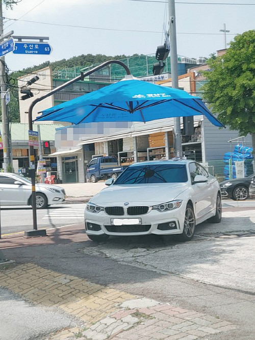 횡단보도 그늘막 잘 쓰고 있습니다^^