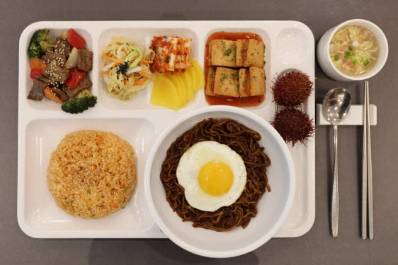 금요일에 전직원이 강제로 라면 먹는 회사