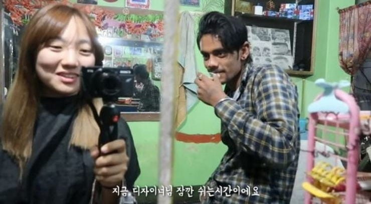 인도 이발소를 간 여자 유튜버.jpg