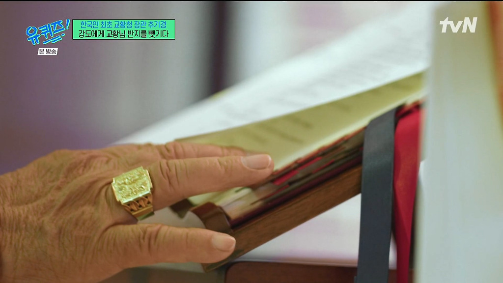 강도에게 교황님이 주신 반지를 뺏긴 교황청 장관 추기경.jpg