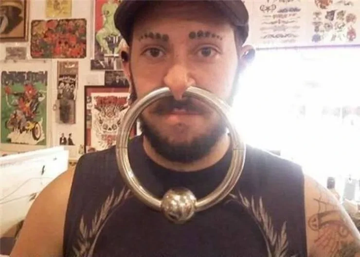 피어싱, 이젠 크기로 승부한다...