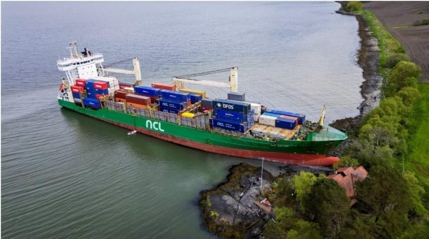 집 앞까지 덮친 1만 톤급 컨테이너선.jpg