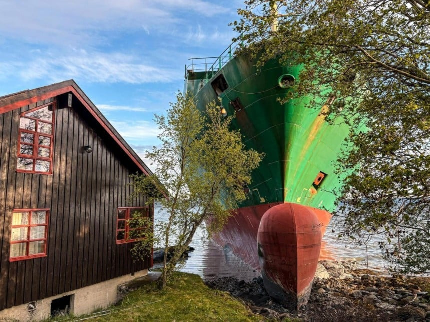 집 앞까지 덮친 1만 톤급 컨테이너선.jpg