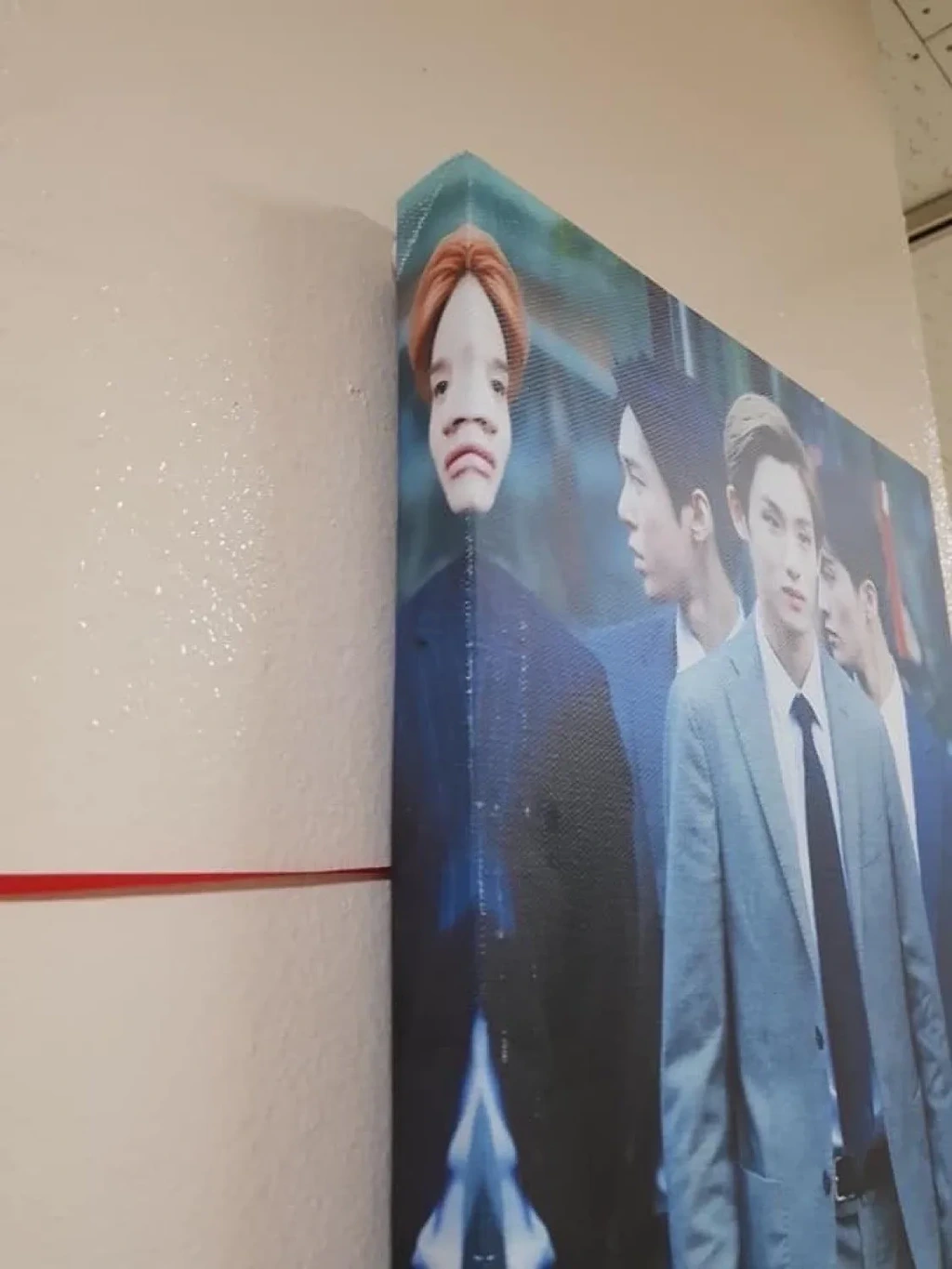 아이돌 액자 대참사.jpg