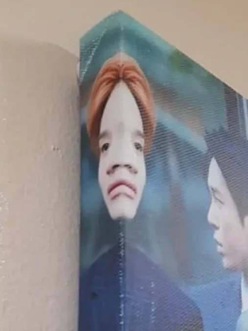 아이돌 액자 대참사.jpg