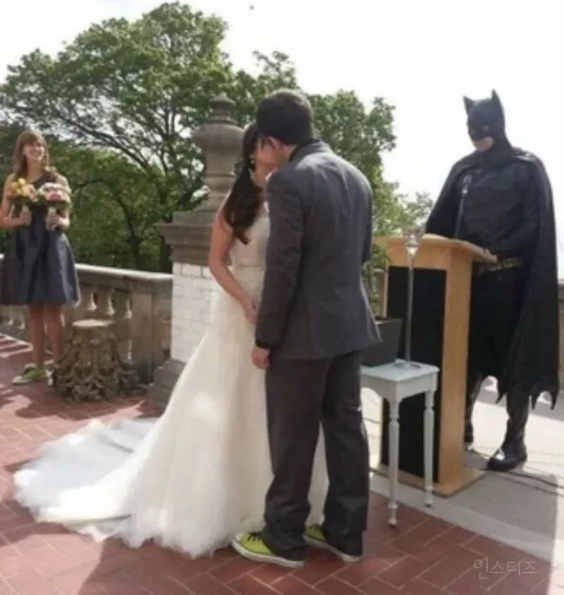 결혼식 형광색 신발 논란