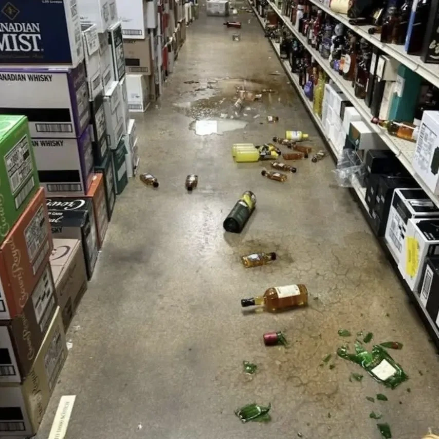 미국 한 화장실에서 발견된 주류매장 침입 용의자