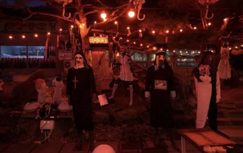 어느 시골 마을에 있는 귀신의 집 컨셉 보쌈집