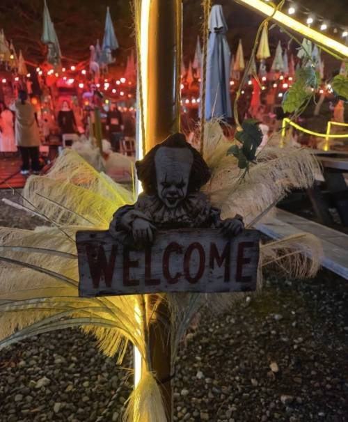 어느 시골 마을에 있는 귀신의 집 컨셉 보쌈집