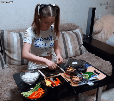 김밥 만드는 러시아녀 .gif