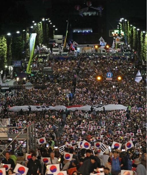 지난 5일 오후 서울 서초구 서초역 사거리에서 열린 '제8차 검찰개혁 촛불 문화제'에서 참석자들이 태극기 퍼포먼스를 펼치고 있다. 연합뉴스