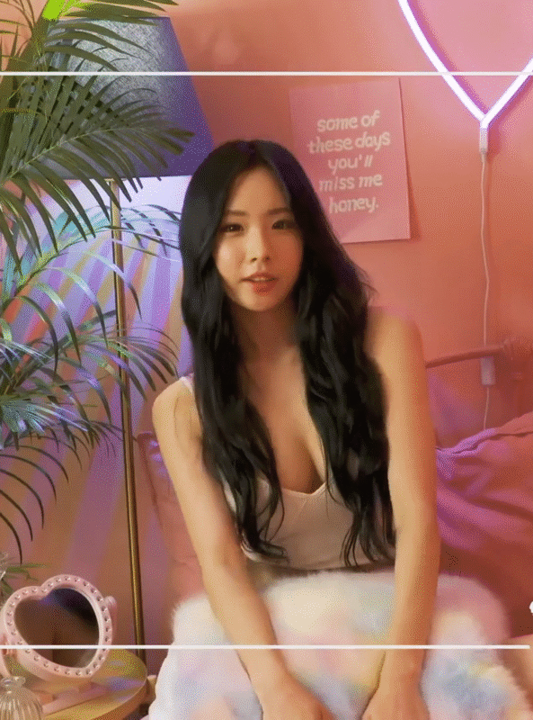 가슴골 제대로 보여주는 포켓걸스 하빈 