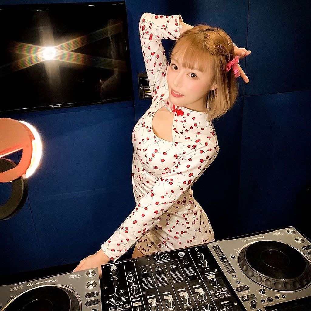 해서 끼부리는 DJ.jpgif 
