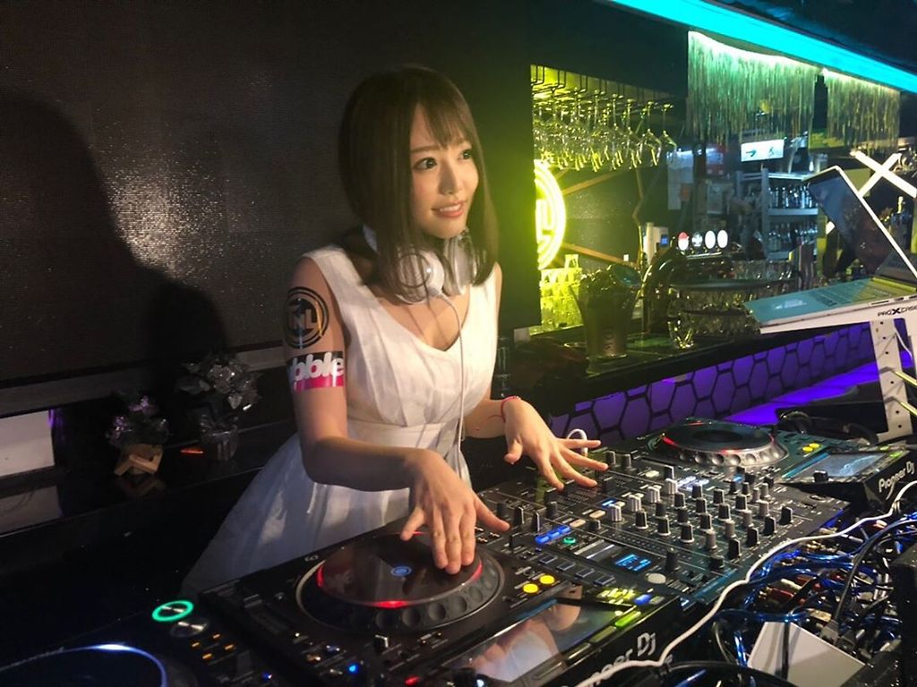 해서 끼부리는 DJ.jpgif 