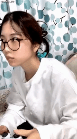 게임하는 여친한테 가슴 보여달라고 함 